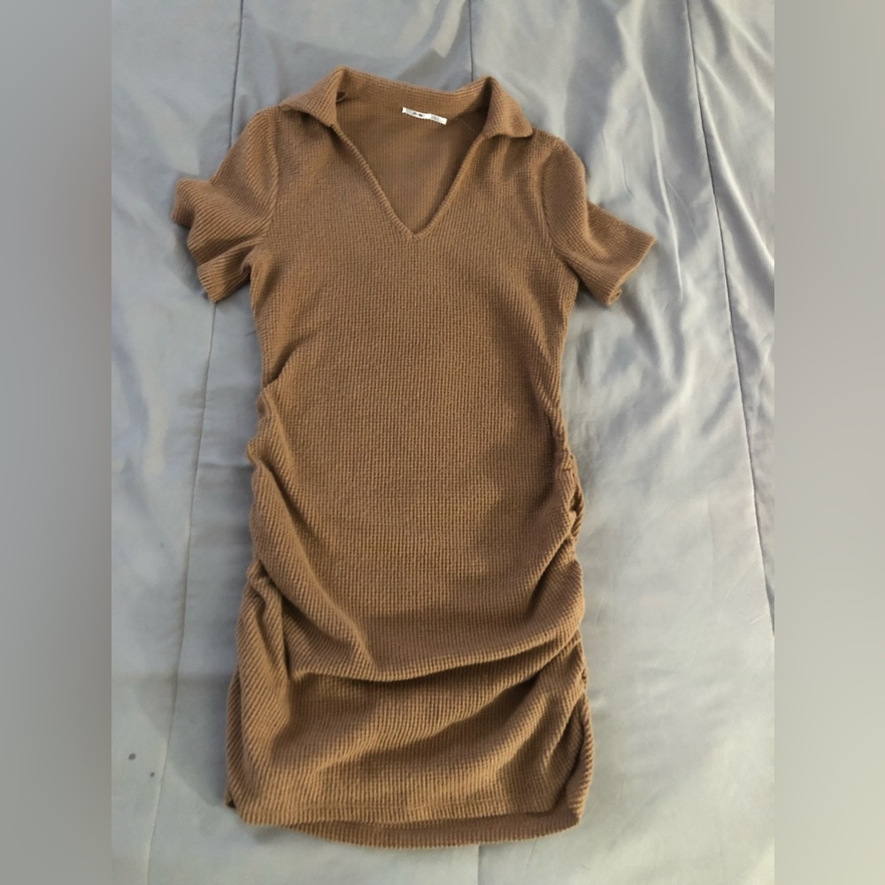 Cute shirt fitted dress. Warm and Never worn‼️